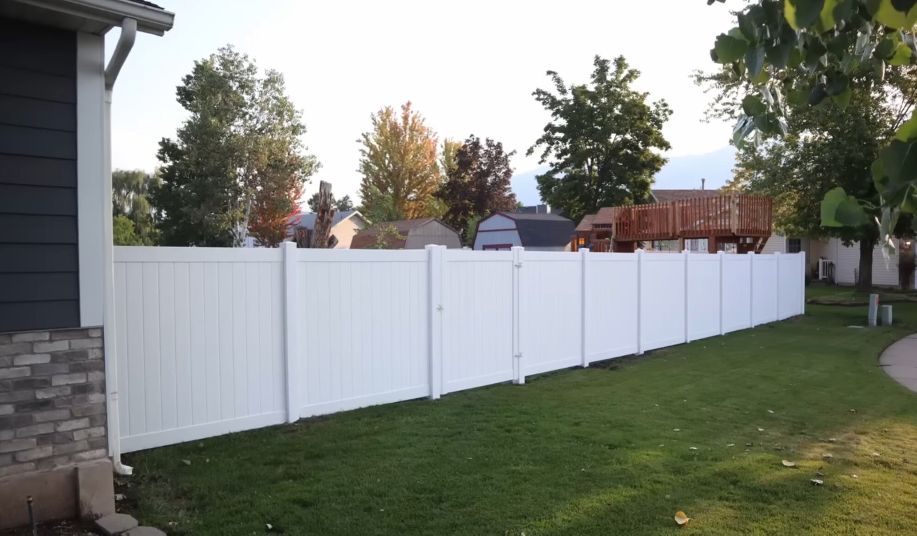 White vinyl privacy fence installation in Indio, CA